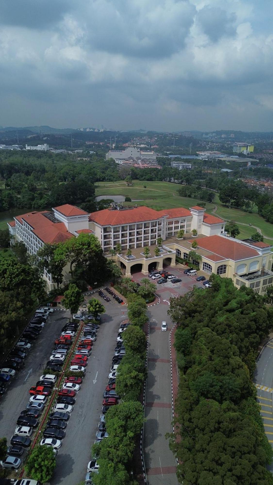 Bangi Resort Hotel Bandar Baru Bangi Eksteriør bilde Aerial view of the hotel